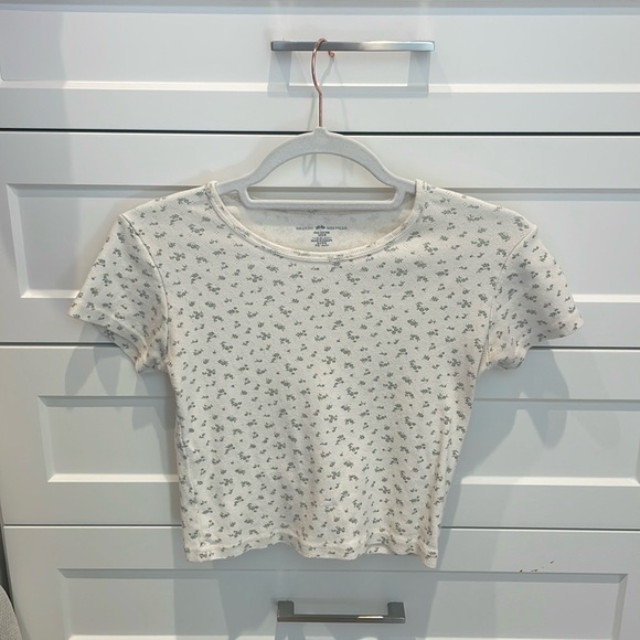 Cropped brandy tee with tiny green flowers - Picture 1 of 4